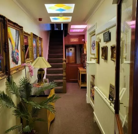 Majatalo Evanescent Bar And Rooms