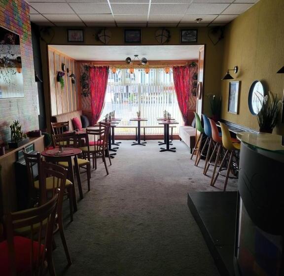 פנסיון Evanescent Bar And Rooms