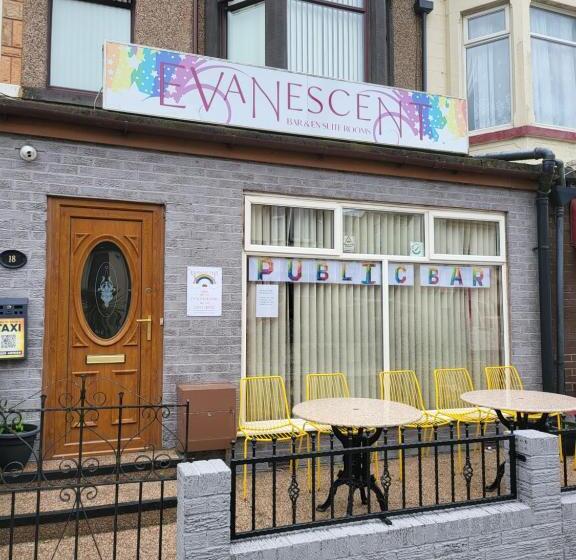 פנסיון Evanescent Bar And Rooms