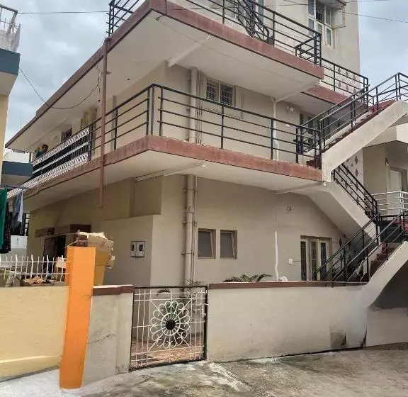 Retkeilymaja Neha S Homestay