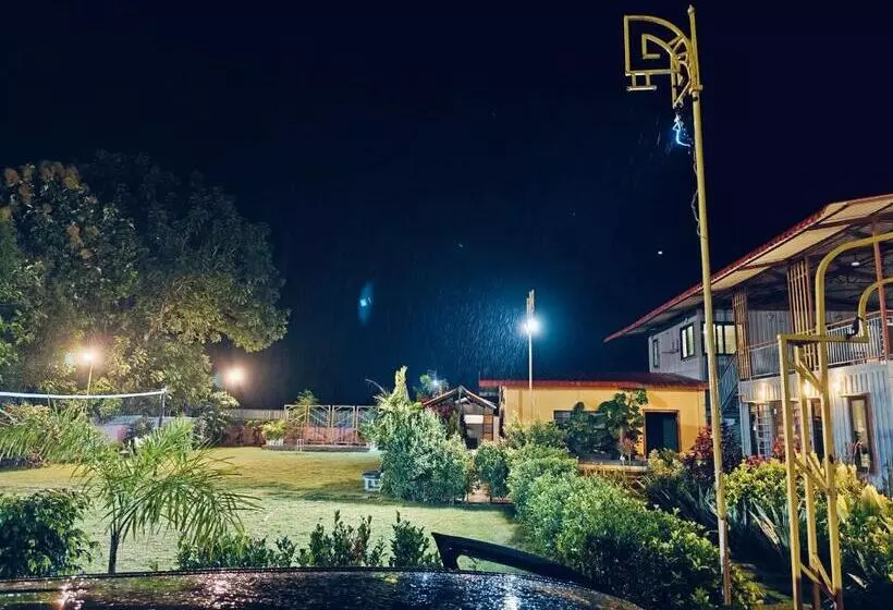 ホテル Kashmir Farmhouse   Hyderabad