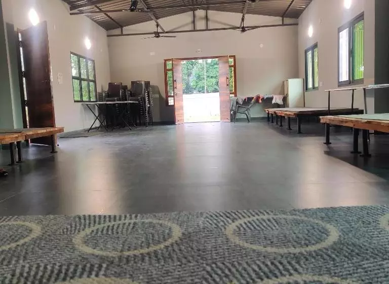 ホテル Kashmir Farmhouse   Hyderabad