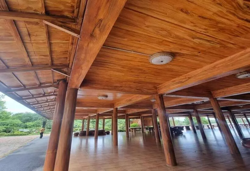 Hotelli Metathsana Resort