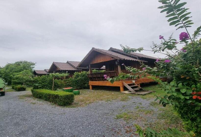 Hotel Metathsana Resort