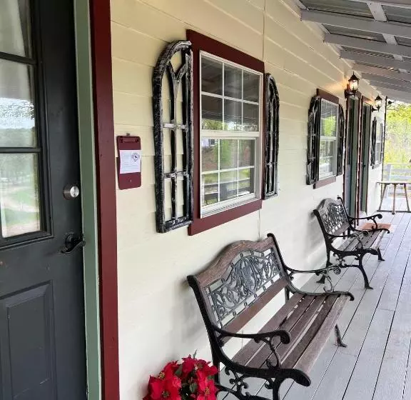 ペンション Acorn Hideaways Cozy Cottontail Suite, Sleeps 2