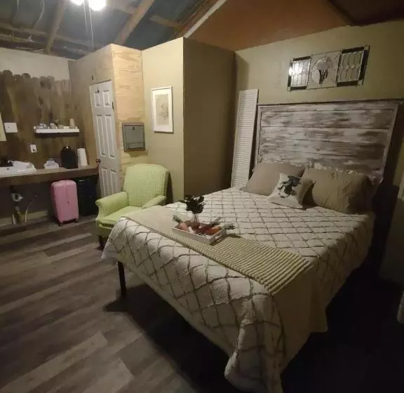 ペンション Acorn Hideaways Cozy Cottontail Suite, Sleeps 2