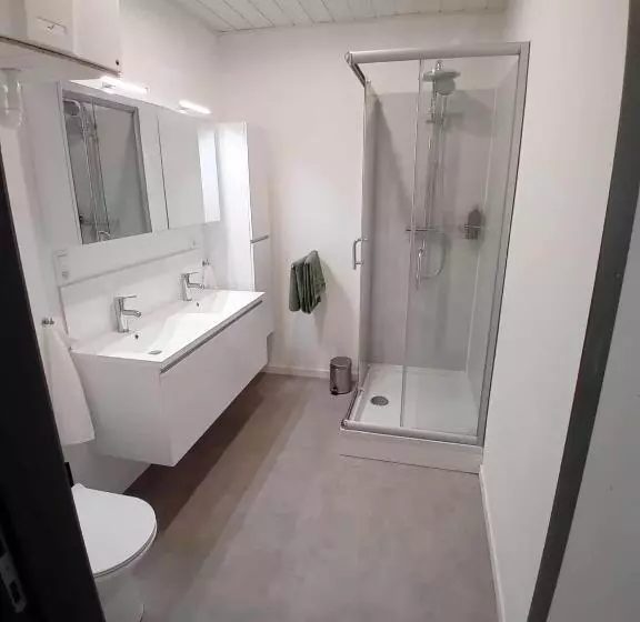 Majatalo Leuze Escale