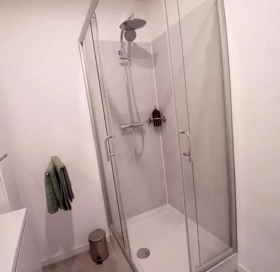 Majatalo Leuze Escale