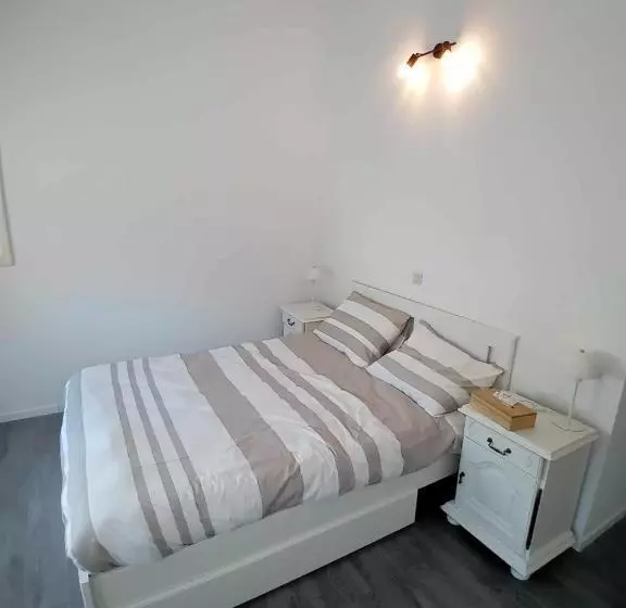 Majatalo Leuze Escale