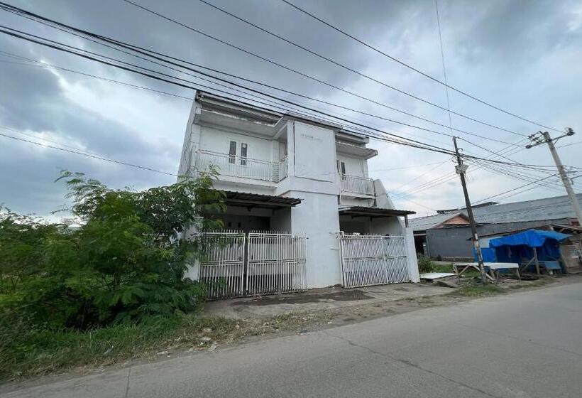 Отель Oyo 94161 Kost Aisyah