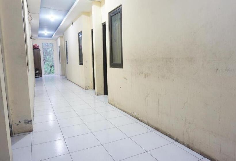 Отель Oyo 94161 Kost Aisyah