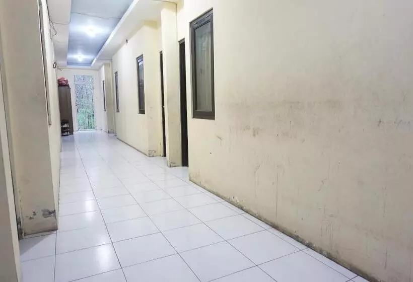 Hotelli Oyo 94161 Kost Aisyah