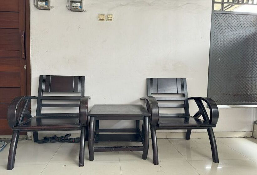 Отель Oyo 94161 Kost Aisyah