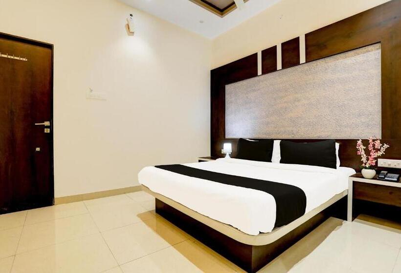 O Yuvraj Hotel Barshi