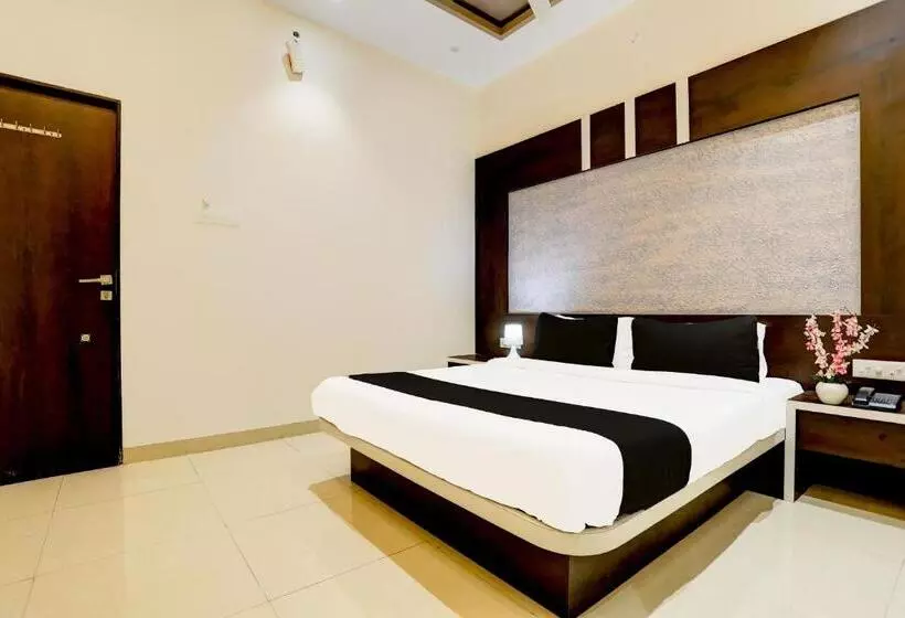 O Yuvraj Hotel Barshi