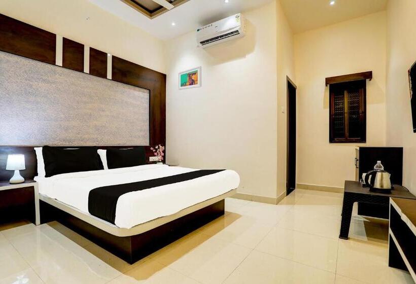 O Yuvraj Hotel Barshi