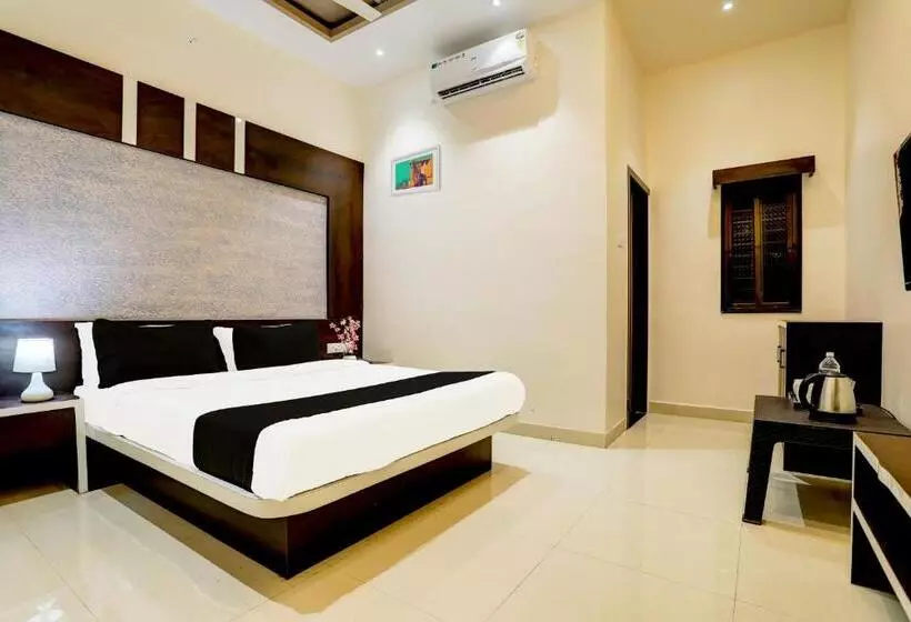 O Yuvraj Hotel Barshi