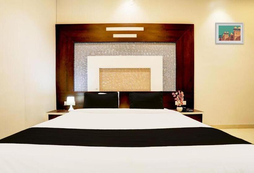 O Yuvraj Hotel Barshi