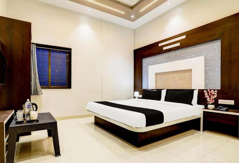 O Yuvraj Hotel Barshi