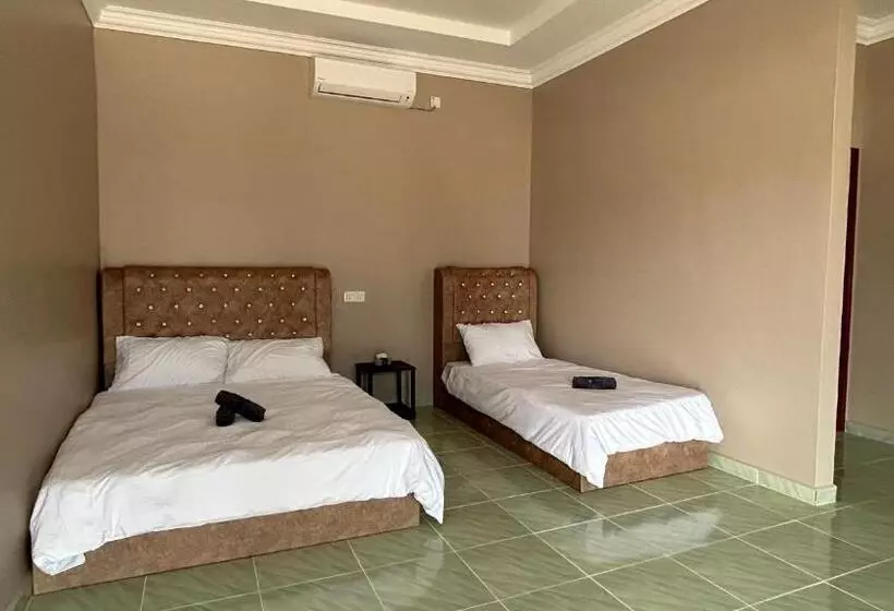 Hotelli Sasuka Chalet Pantai Pandak