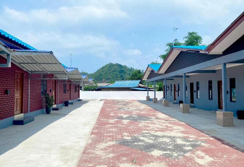 Hotel Sasuka Chalet Pantai Pandak