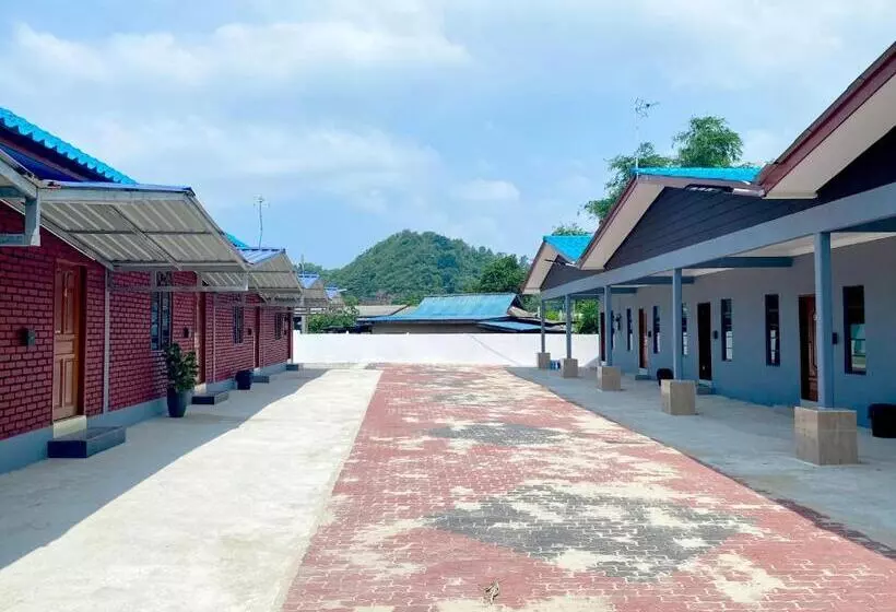 Hotelli Sasuka Chalet Pantai Pandak