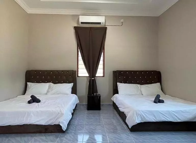 Hotelli Sasuka Chalet Pantai Pandak