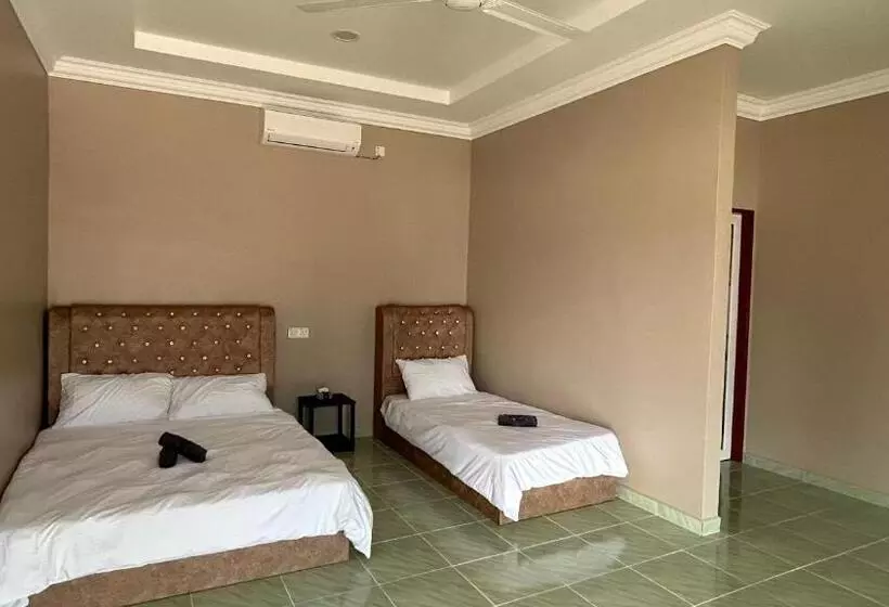 Hotelli Sasuka Chalet Pantai Pandak