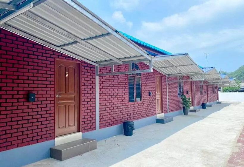 Hotelli Sasuka Chalet Pantai Pandak