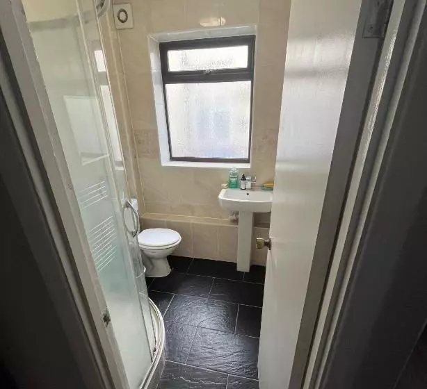 پانسیون Superb Guest House Close To London 02