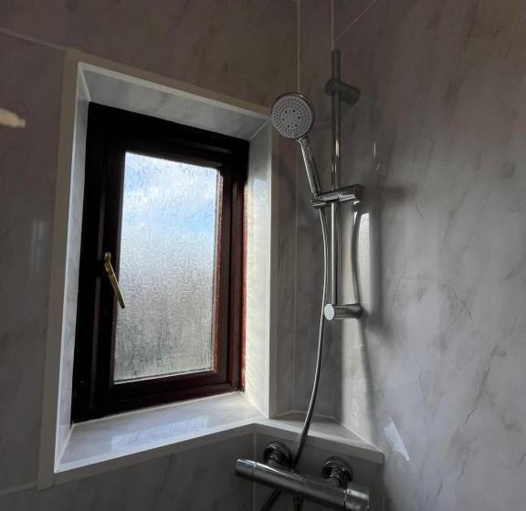 Pension Superb Guest House Close To London 02