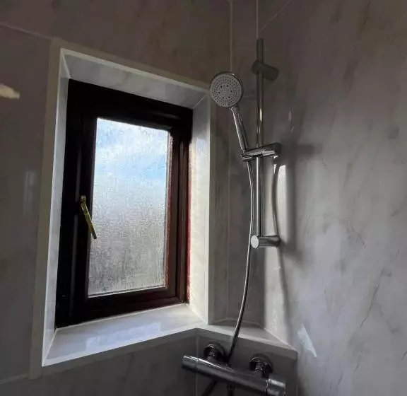 پانسیون Superb Guest House Close To London 02