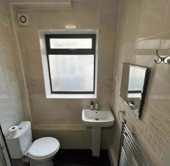 پانسیون Superb Guest House Close To London 02