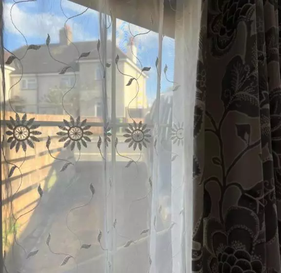پانسیون Superb Guest House Close To London 02