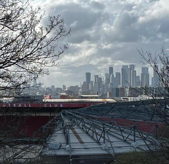 Pension Superb Guest House Close To London 02