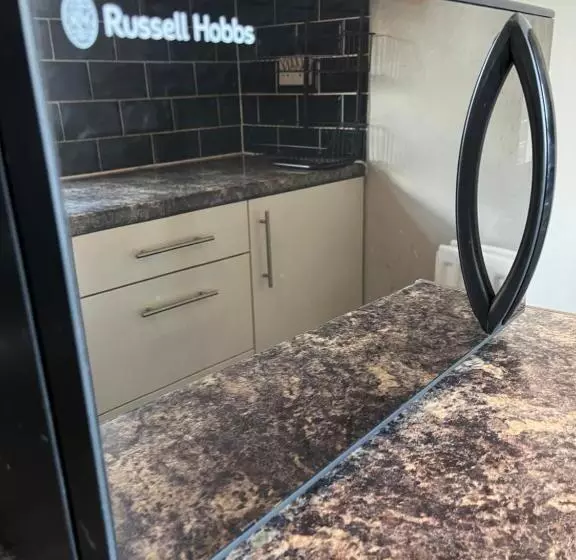 پانسیون Superb Guest House Close To London 02
