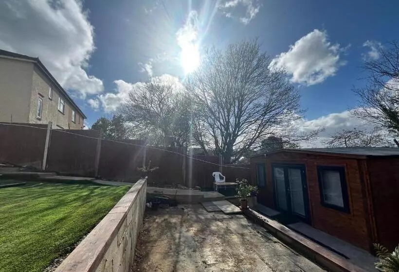 پانسیون Superb Guest House Close To London 02