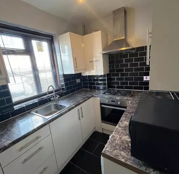 پانسیون Superb Guest House Close To London 02