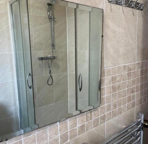 Pension Superb Guest House Close To London 02