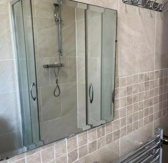 پانسیون Superb Guest House Close To London 02