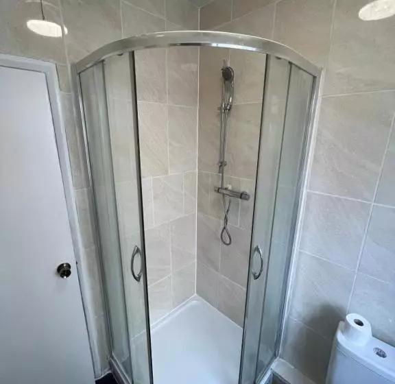 پانسیون Superb Guest House Close To London 02