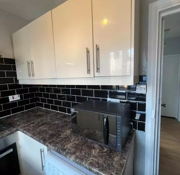 پانسیون Superb Guest House Close To London 02