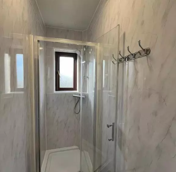 پانسیون Superb Guest House Close To London 02