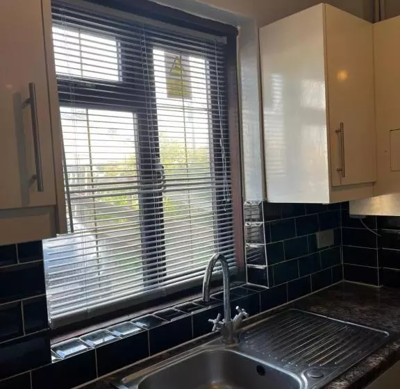 پانسیون Superb Guest House Close To London 02