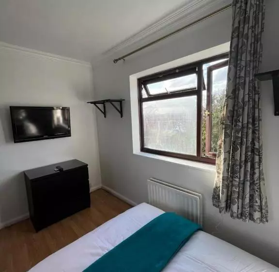 پانسیون Superb Guest House Close To London 02
