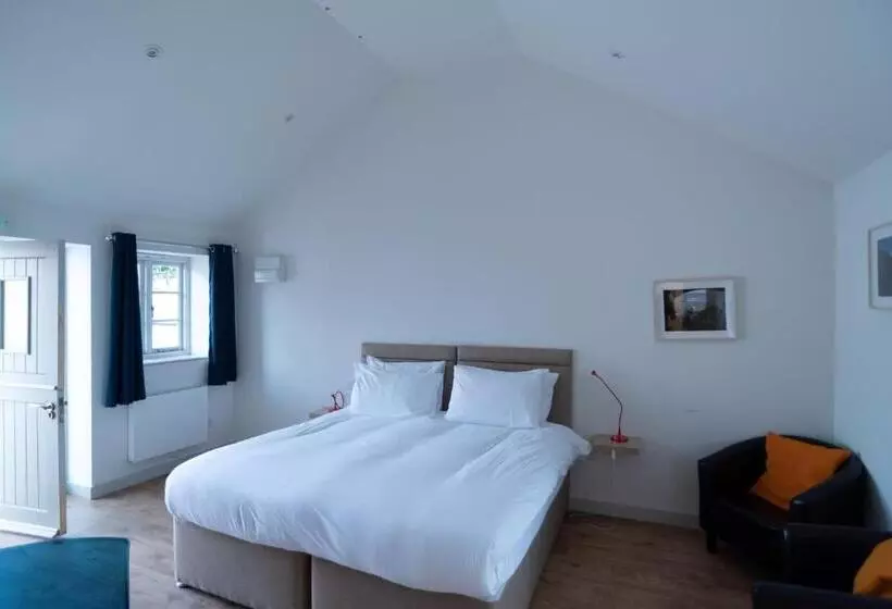 Retkeilymaja King Deluxe Ensuite With Shower Bath And Courtyard View   Fawcett