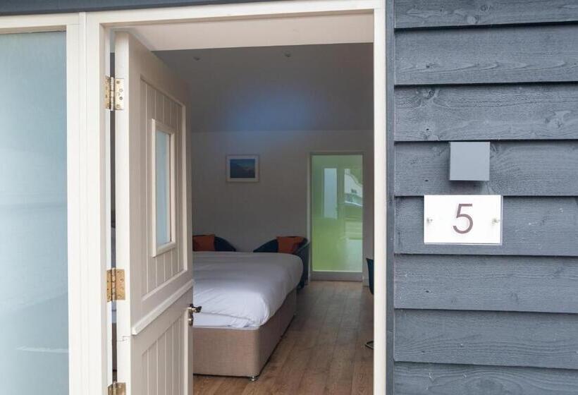 旅馆 King Deluxe Ensuite With Shower Bath And Courtyard View   Fawcett