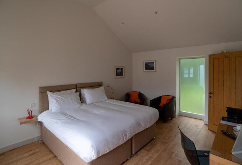 旅馆 King Deluxe Ensuite With Shower Bath And Courtyard View   Fawcett