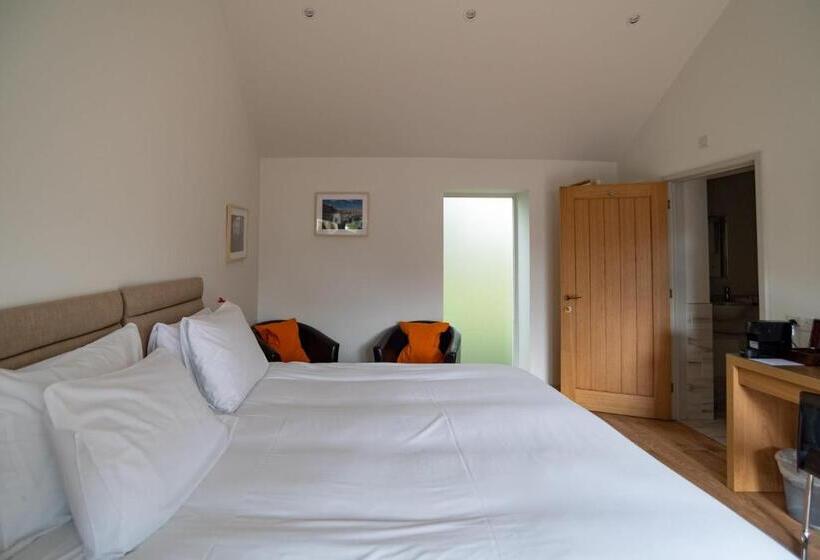 旅馆 King Deluxe Ensuite With Shower Bath And Courtyard View   Fawcett