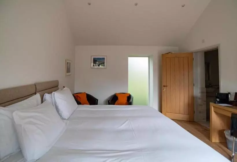 Retkeilymaja King Deluxe Ensuite With Shower Bath And Courtyard View   Fawcett